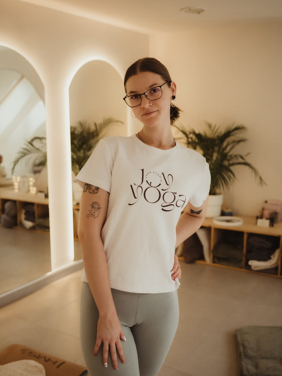 Szandi Joy of Yoga pólóban a stúdióban